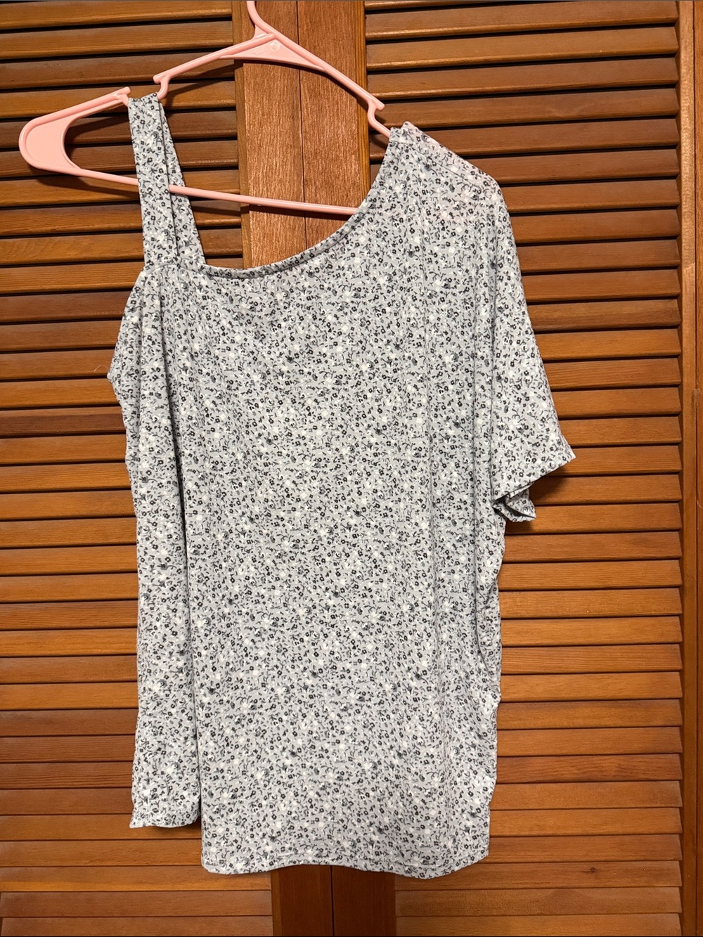 Daytrip White/ Gray Floral One-Shoulder Blouse